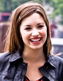 220px-demi_lovato_2_cropped.jpg