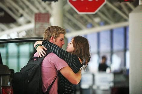 miley-and-liam-miley-cyrus-7884351-.jpg